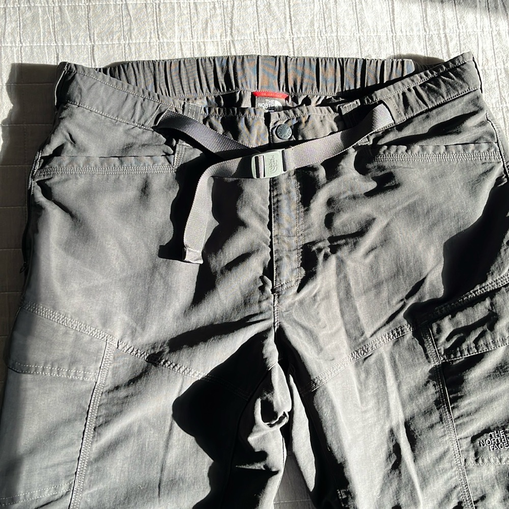 Men’s North Face zip off convertible cargo pant short; XL; Gray; Hiking